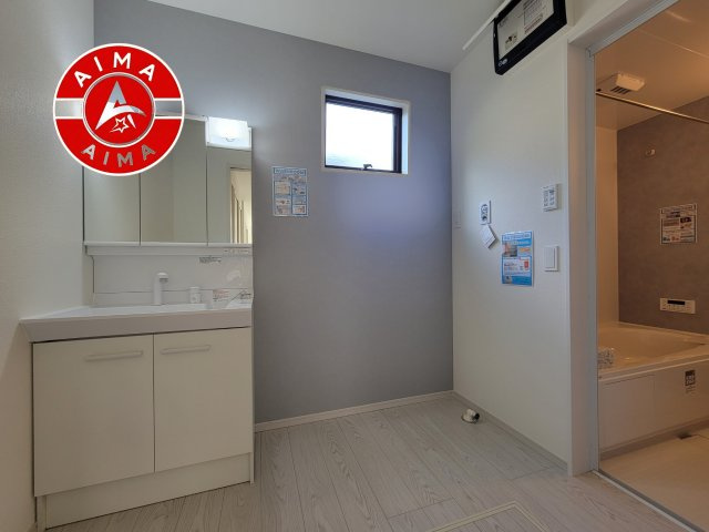 古賀市天神3丁目第1-3棟（3号棟）の内観：施工例|ゆとりの洗面スペースで朝の身支度もスムーズに。暮らしを快適に変えるシャワー付洗面台です！