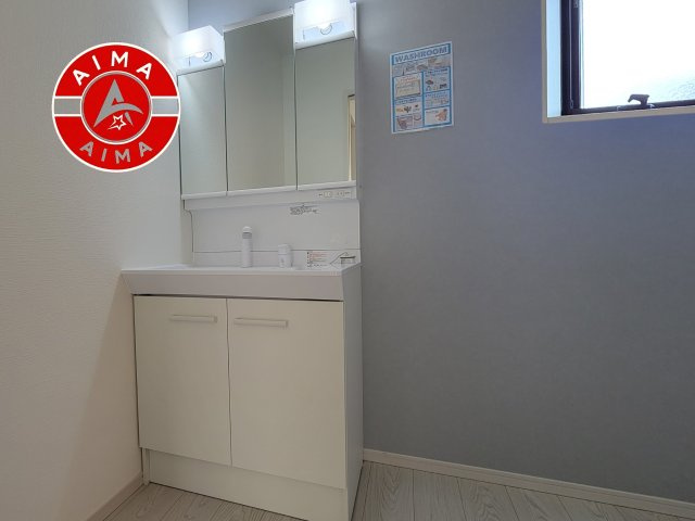 古賀市天神3丁目第1-3棟（3号棟）の内観：施工例|毎日使うものだから清潔な空間を保ちたい水回り。洗面にはそんな願いを解消させてくれる収納アイデアが満載です。三面鏡の裏側にはキャビネットが現れ小物から背の高い物まで収納できます。