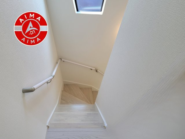 古賀市天神3丁目第1-3棟（3号棟）の内観：施工例|階段からも明るい光が入ります。採光や通風も階段の重要な役割です。