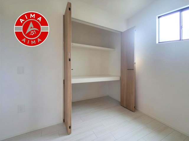 古賀市天神3丁目第1-3棟（3号棟）の内観：施工例|洋服や大きな荷物が多い方や人数の多いご家族などは、一般的なクローゼットよりもウォークインクローゼットのほうが使い勝手が良いです。