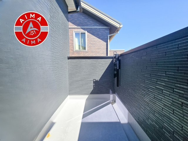 古賀市天神3丁目第1-3棟（3号棟）の外観：施工例|風をしっかりと感じられるバルコニーでは、毎日が洗濯日和です。広々としているので洗濯も楽しくなるでしょうし、気分転換にバルコニーからの眺めを楽しむのもいいでしょう。