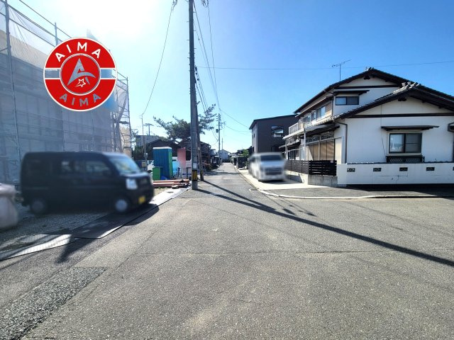 古賀市天神3丁目第1-3棟（3号棟）の前面道路含む現地写真|前面道路は閑静な住宅地をはしる車通りの少ない道路。お車の出し入れが苦手なママや小さなお子様にも安心ですね。しっかり舗装もされているので、ベビーカーや自転車で通っても快適に通行できます。