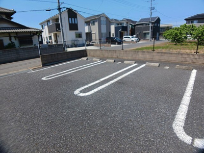 【駐車場】 | リリー・ヴァリーⅤ | 駐車場があるので、車を買う予定の方も安心です