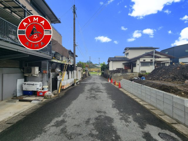 糟屋郡須恵町大字佐谷第9-1棟（1号棟）の前面道路含む現地写真|前面道路は閑静な住宅地をはしる車通りの少ない道路。お車の出し入れが苦手なママや小さなお子様にも安心ですね。しっかり舗装もされているので、ベビーカーや自転車で通っても快適に通行できます。