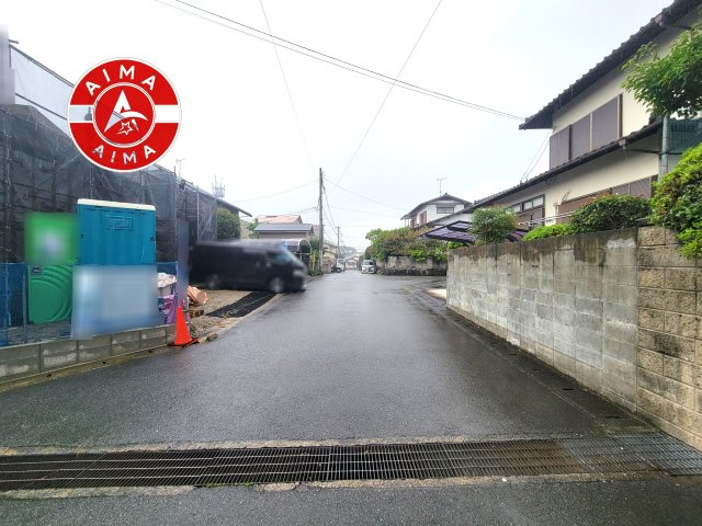 糟屋郡須恵町大字佐谷第9-1棟（1号棟）の前面道路含む現地写真|前面道路は閑静な住宅地をはしる車通りの少ない道路。お車の出し入れが苦手なママや小さなお子様にも安心ですね。しっかり舗装もされているので、ベビーカーや自転車で通っても快適に通行できます。