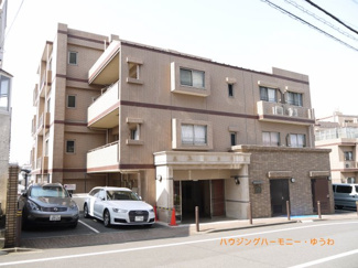 【外観】 | モダンでスタイリッシュな印象を与えるグレーを基調とした外観。
