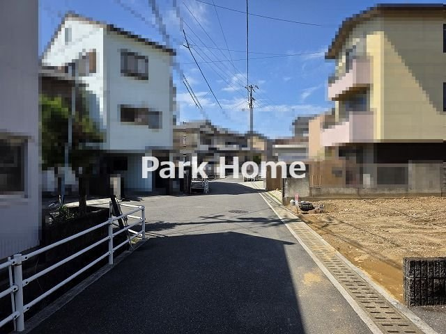 高知市薊野西町1丁目-建築条件付き-売土地の前面道路含む現地写真