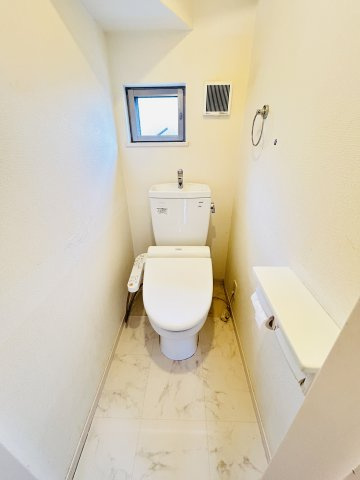 渕上中古戸建/広々としたお庭/太陽光パネル設置済み/オール電化住宅のトイレ|温水洗浄暖房便座付き♪