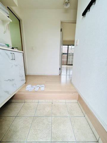 渕上中古戸建/広々としたお庭/太陽光パネル設置済み/オール電化住宅の玄関|玄関スペースも十分広さを確保♪