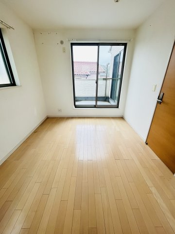 渕上中古戸建/広々としたお庭/太陽光パネル設置済み/オール電化住宅の洋室|三面採光で明るい寝室♪