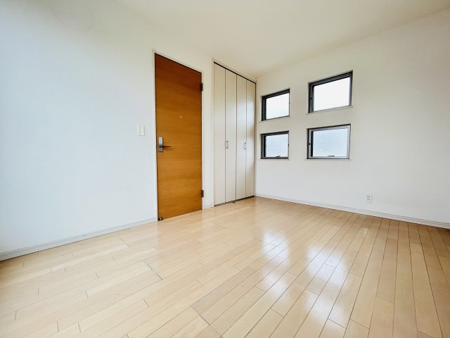渕上中古戸建/広々としたお庭/太陽光パネル設置済み/オール電化住宅の洋室|日当たりも良好な室内♪