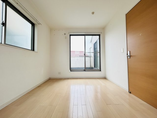 渕上中古戸建/広々としたお庭/太陽光パネル設置済み/オール電化住宅の洋室