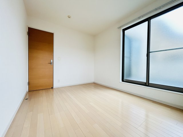 渕上中古戸建/広々としたお庭/太陽光パネル設置済み/オール電化住宅の洋室|書斎やお子様のお部屋など多用途で使用可能な洋室♪
