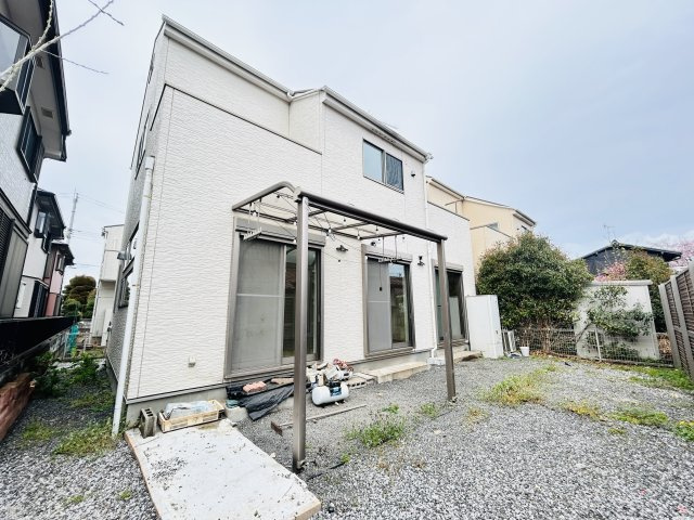 渕上中古戸建/広々としたお庭/太陽光パネル設置済み/オール電化住宅の外観|駐車最大4台可能（車種による）！広々したお庭が魅力の中古戸建です♪