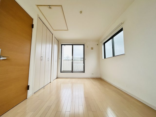 渕上中古戸建/広々としたお庭/太陽光パネル設置済み/オール電化住宅の洋室|7.5帖の洋室はご夫婦の寝室にピッタリ♪
