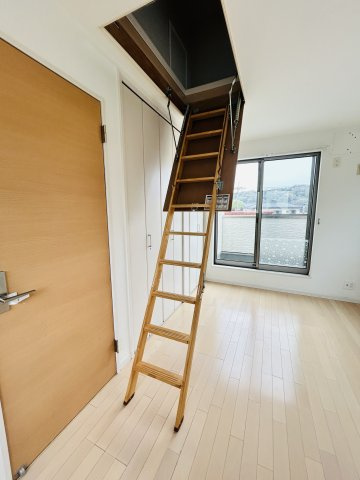渕上中古戸建/広々としたお庭/太陽光パネル設置済み/オール電化住宅の設備|小屋裏収納付き！