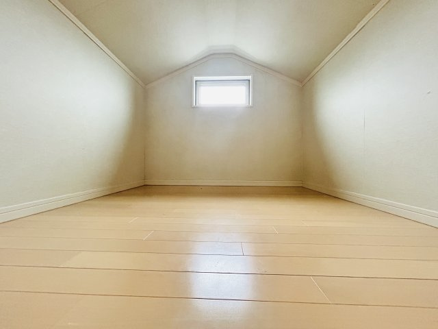 渕上中古戸建/広々としたお庭/太陽光パネル設置済み/オール電化住宅の設備|小屋裏収納の広さも十分あります♪
