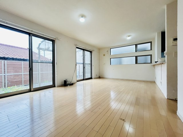 渕上中古戸建/広々としたお庭/太陽光パネル設置済み/オール電化住宅の居間・リビング