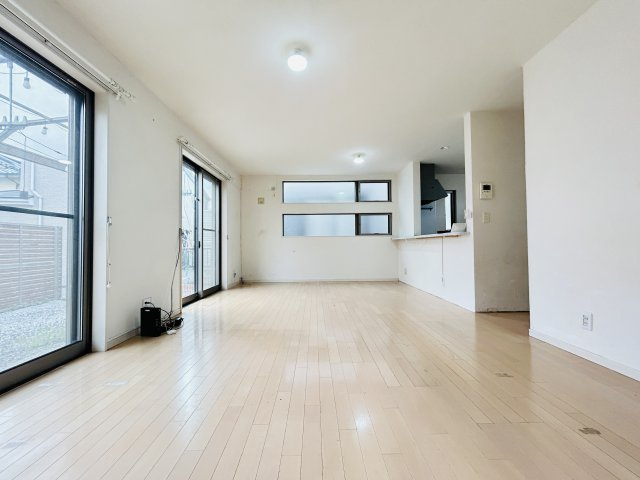 渕上中古戸建/広々としたお庭/太陽光パネル設置済み/オール電化住宅の居間・リビング