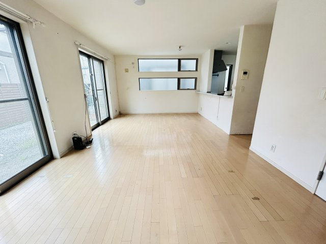 渕上中古戸建/広々としたお庭/太陽光パネル設置済み/オール電化住宅の居間・リビング