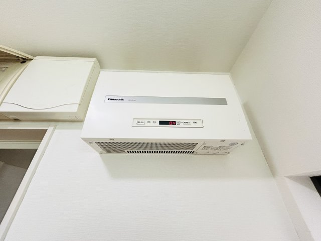 渕上中古戸建/広々としたお庭/太陽光パネル設置済み/オール電化住宅の発電・温水設備