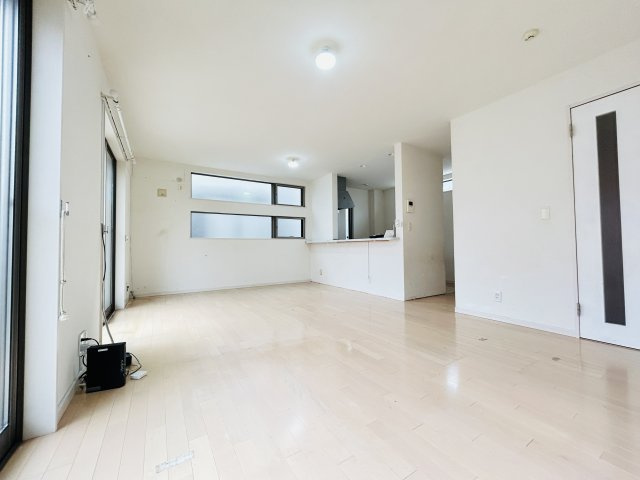 渕上中古戸建/広々としたお庭/太陽光パネル設置済み/オール電化住宅の居間・リビング|採光面が多いので明るいリビング♪