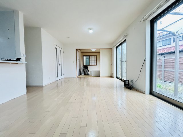 渕上中古戸建/広々としたお庭/太陽光パネル設置済み/オール電化住宅の居間・リビング|明るい室内で家族の団らんを実現できます♪