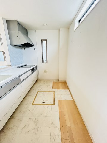 渕上中古戸建/広々としたお庭/太陽光パネル設置済み/オール電化住宅のキッチン|食器棚も余裕のレイアウトが可能♪