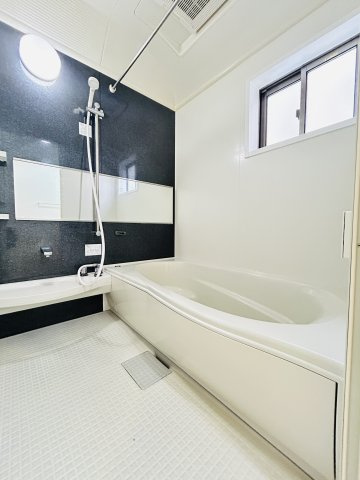 渕上中古戸建/広々としたお庭/太陽光パネル設置済み/オール電化住宅の浴室|広々とした浴室で日々の疲れを癒します♪