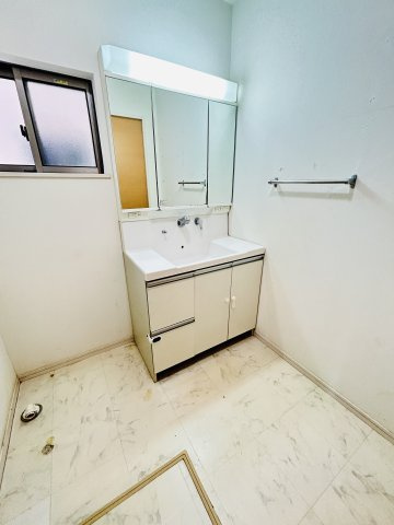 渕上中古戸建/広々としたお庭/太陽光パネル設置済み/オール電化住宅の独立洗面台|大きめの洗面化粧台で朝の準備も楽々♪