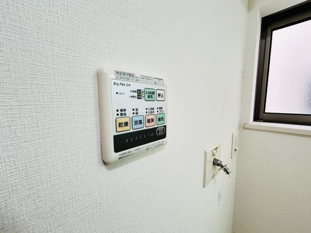 渕上中古戸建/広々としたお庭/太陽光パネル設置済み/オール電化住宅の設備|浴室換気乾燥機付きで雨の日のお洗濯も◎♪