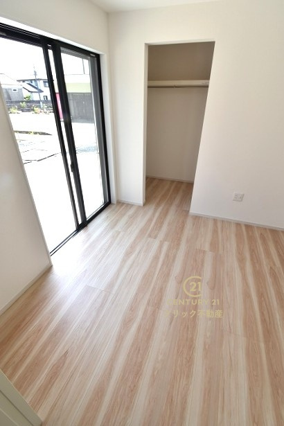 ケイアイフィット　常陸太田市西三町　1期 　1の洋室|1階洋室、2WAY出入り口です。リビングを通らずに玄関から直接入る事もできます。在宅ワークに、キッズスペースに、と自由に使えます。収納も配備されております。
