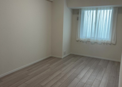 【洋室】 | ソルグランデメイツ多摩境オレンジコート | 洋室のメリットは重い家具が置きやすく、身の回りが整理しやすいことです。 床がフローリングのため畳とは異なり凹みにくいです。 クローゼットなど収納が豊富で、普段使わない旅行カバンや服の整頓も簡単にです。