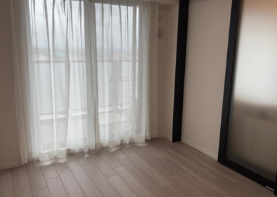 【寝室】 | ソルグランデメイツ多摩境オレンジコート | 寝室でゆっくりと過ごすためにはベッド周りの適度な空間を担保することや窓の位置、照明の明るさ、寝室の広さなどを考える必要があります。自身や家族の構成とライフスタイルに併せて寝室にする部屋を選びましょう！