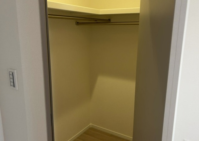 【収納】 | ソルグランデメイツ多摩境オレンジコート | デザイン性を重視しすぎて収納が少なかった！なんてことにならないため、事前に現地で収納の数を確認しておくことをお勧めします。クローゼット以外にも床下収納や屋根裏収納、パントリーなどもチェックしましょう。