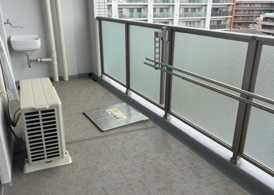 【バルコニー】 | ソルグランデメイツ多摩境オレンジコート | バルコニーは、室外の専用スペースのうち、「屋根がなく開放された空間」であるものを指します。ベランダより広いタイプのものが多く、日当たりもよいため家庭菜園などを楽しみたい人にとって適した環境となります。