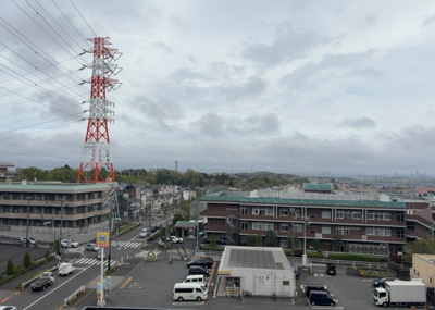 【展望】 | ソルグランデメイツ多摩境オレンジコート | 眺望の良さを楽しめるダイニングキッチンで家族団らんの時間を過ごしてはいかがでしょうか。バルコニーから見える景色を家族で眺める時間は、時間が経つのを忘れてしまいそうですね。是非、現地を見に行きましょう！