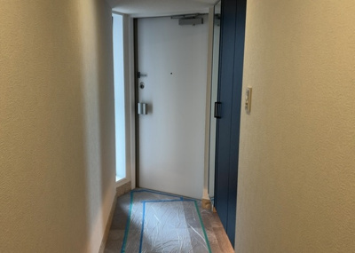 【玄関】 | ソルグランデメイツ多摩境オレンジコート | 玄関は家の顔でもあり、家族以外の目にも止まる場所です。玄関は外との間を仕切る扉、靴などをしまっておく収納スペース、靴脱ぎのたたきスペース、来客とのやり取りをするドアホンなど複数のアイテムからなります。