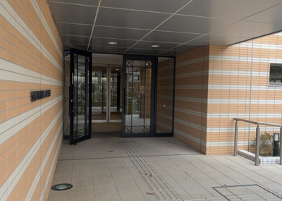 【エントランス】 | ソルグランデメイツ多摩境オレンジコート | マンションのエントランスには、もともと風よけや防犯の役割がありますが、マンションによって宅配ボックスなどの設備が備わっている所もあります。日々の生活をイメージしながら生活しやすさをチェックしましょう。