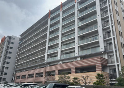 【外観】 | ソルグランデメイツ多摩境オレンジコート | 外観はマンション管理がされているかの目安になります。築年数が古いと、壁面は劣化してひび割れが生じることも！建物が古びていても細かいところが修繕されていると、きちんと管理されているなぁと感じるでしょう。