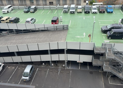 【駐車場】 | ソルグランデメイツ多摩境オレンジコート | 車一台あたりに必要なスペースは、標準サイズの普通自動車で横幅2m50cm、長さ5mは必要になります。ただし、乗降のことも考慮して横幅3m30cm、長さ5m50cmほどは確保できるところを選びましょう。