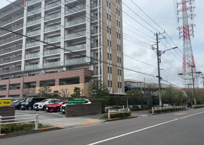 【外観】 | ソルグランデメイツ多摩境オレンジコート | マンションの外観は非常に重要なポイントです！外観の善し悪しは資産価値に大きな影響を与えます。外観のいいマンションを購入することで、高値で売却がしやすく、買い手が見つかりやすいというメリットがあります。