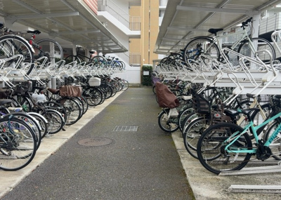 【駐輪場】 | ソルグランデメイツ多摩境オレンジコート | マンションの駐輪場は、事前に空きがあるか確認を取ると安心です。せっかく入居したのに駐輪スペースがない！なんてことになったら大変ですよね。そこで、内見時や購入前にはまず事前に確認しておくと良いでしょう。