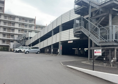 【駐車場】 | ソルグランデメイツ多摩境オレンジコート | 駐車場と明記されていても、最小スペースでつくられた駐車場だと大型車は駐車できなかったり、出入りしにくくなったりする可能性があります。お車のサイズと購入したい物件の駐車場のサイズを現地で確認しましょう。