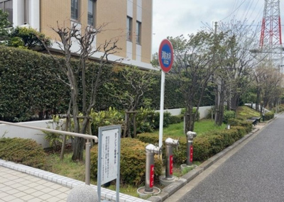 【庭】 | ソルグランデメイツ多摩境オレンジコート | 物件によっては、入居者が個人的に使用できる専用庭がついているものもあります。また、住宅の中にある土間の部分を庭と呼ぶこともあります。庭の用途は住む人によって変わり、それによってデザインもさまざまです。