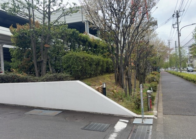 【中庭】 | ソルグランデメイツ多摩境オレンジコート | 中庭（パティオ）とは、一つの建築物の内部に設けられた、壁などで囲われている庭のことを指します。コの字型、ロの字型が主流ですが、L字型の中庭もあります。最近では、インテリア性の高さからも人気があります。