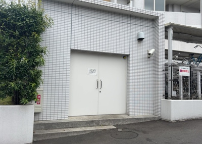 【設備】 | ソルグランデメイツ多摩境オレンジコート | 共有部分は、住民なら誰もが使える設備のこと。例えば駐車場やエレベーター、インターネット設備、セキュリティ設備などがあります。他にも、マンションの廊下・外部階段やエントランス・ゴミ置き場などがあります。