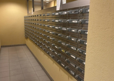 【設備】 | ソルグランデメイツ多摩境オレンジコート | エントランス付近に設置されている集合ポストは、住んでいる部屋と離れているため、ポストをあさるなど誰かに何かされていても被害に気づきにくいです。入居する時には他人に特定されにくい番号で鍵をかけましょう！