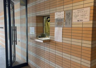 【受付】 | ソルグランデメイツ多摩境オレンジコート | 受付はマンションコンシェルジュがいる場合もあれば、管理人が滞在する小部屋を総称して呼ぶことがあります。主にエントランスに設置されていることから、防犯面でも期待ができます。防犯設備がない場合はより安心！