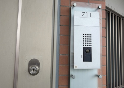 【防犯設備】 | ソルグランデメイツ多摩境オレンジコート | 当然のことではありますが、オートロックやセンサーライト、ホームセキュリティーなどの防犯設備があれば、小さいお子様がいるご家庭も安心ですよね！まず物件購入の際は、防犯設備もチェックするようにしましょう。